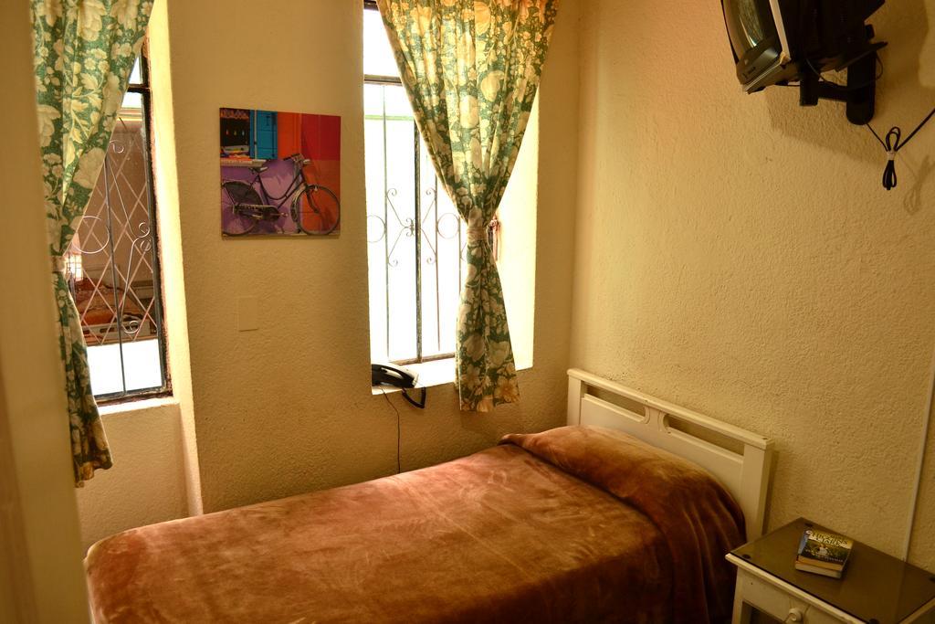 Hostal Loro Verde กีโต ภายนอก รูปภาพ